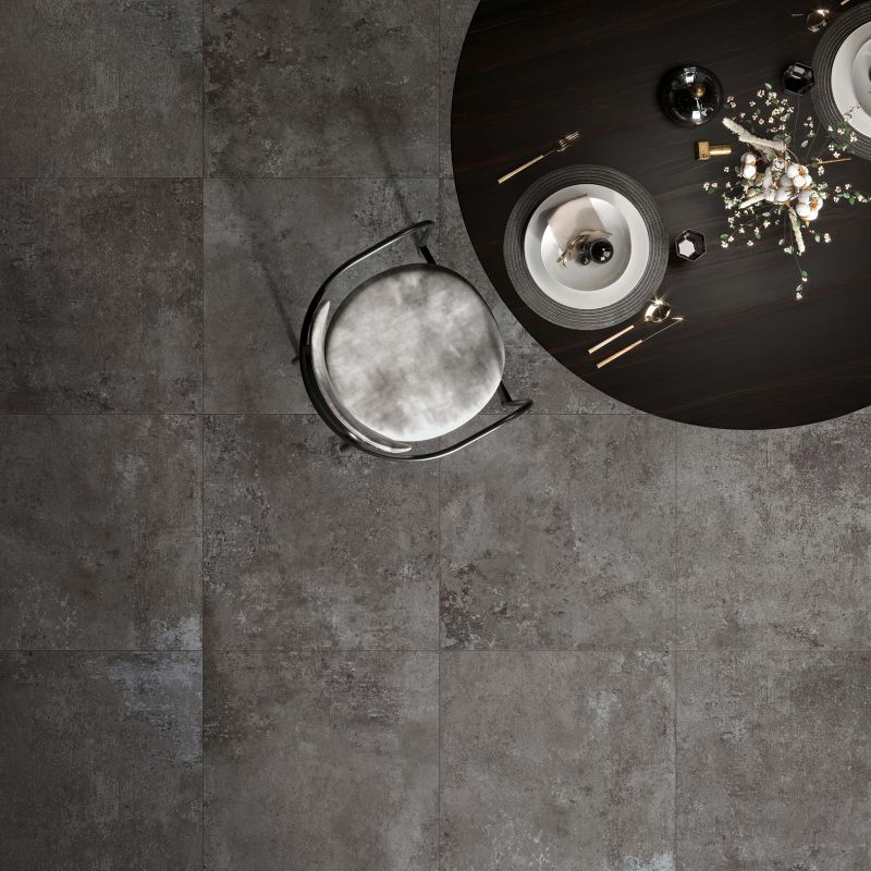 Feinsteinzeugfliese in moderner, industrieller Betonoptik, dunkel, 60x120 cm - CS25039