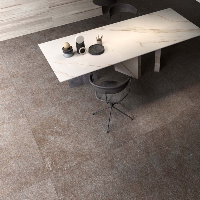 Bodenfliese aus Feinsteinzeug in feinkörniger Steinoptik, braun, 60x120 cm - CS25033