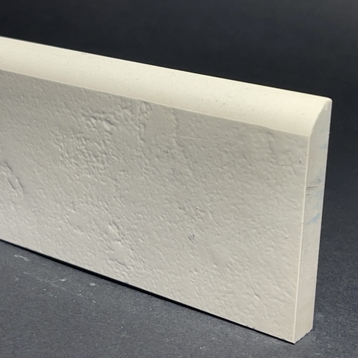 Sockelleiste aus Materica Bianco Lapp-Porzellan, H. 7 cm x L. 90 cm