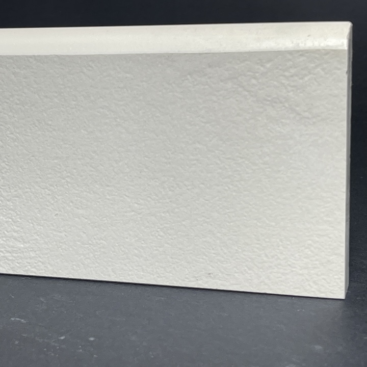 Sockelleiste aus Materica Bianco Lapp-Porzellan, H. 9,5 cm x L. 89,5 cm