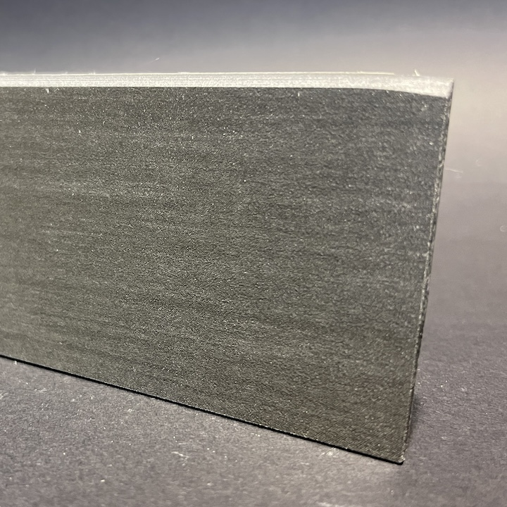 Sockelleiste aus gestreiftem schwarzem Porzellan, H. 6,8 cm x L. 100 cm