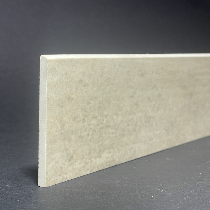 Sockelleiste aus poliertem Travertino-Porzellan, H. 7 cm x L. 99,7 cm
