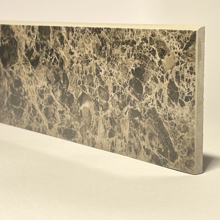 Emperador Fußleiste aus extra poliertem Porzellan, H. 7 cm x L. 80 cm