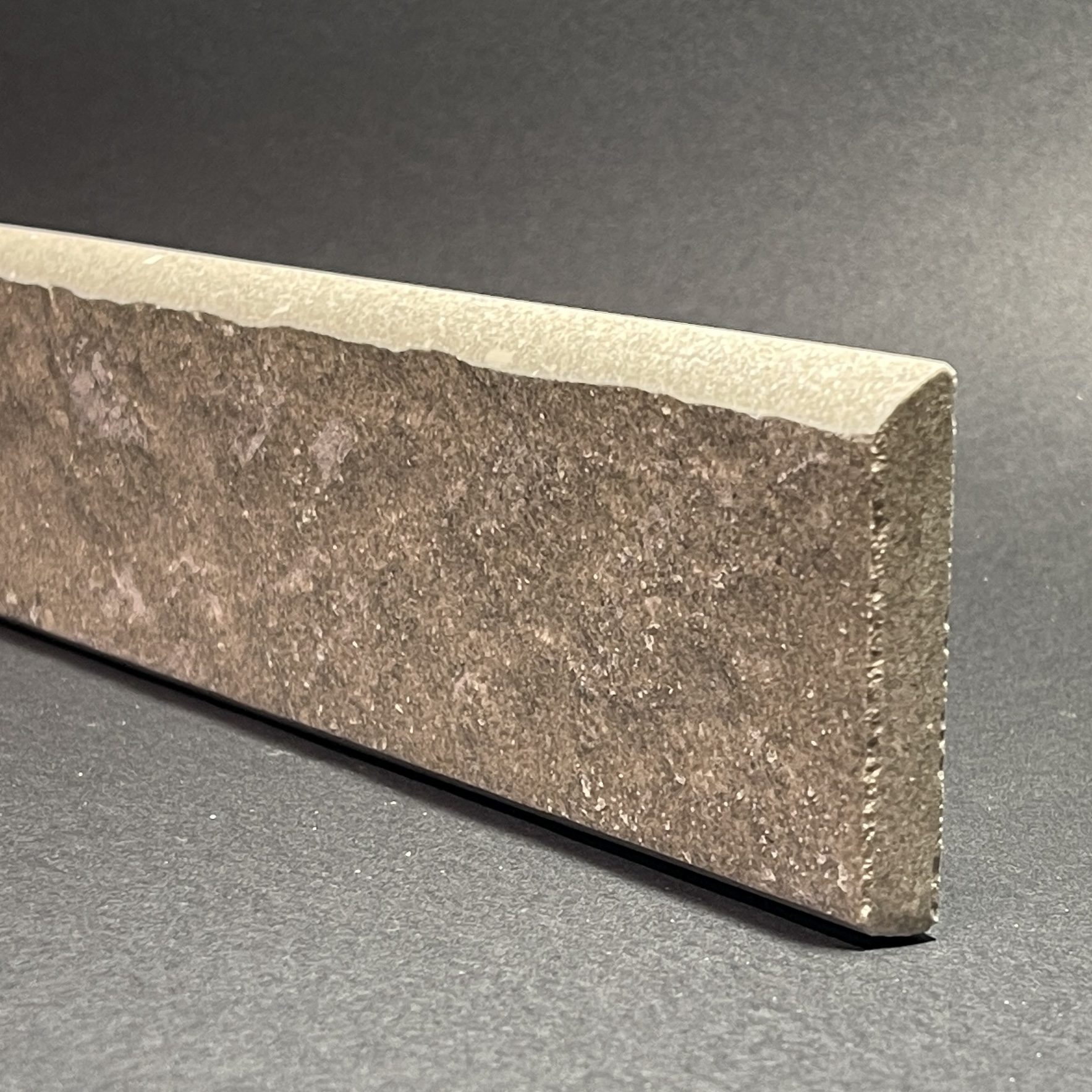 Sockelleiste aus gestocktem Porzellan von Cendre Flamme, H. 7 cm x L. 61 cm