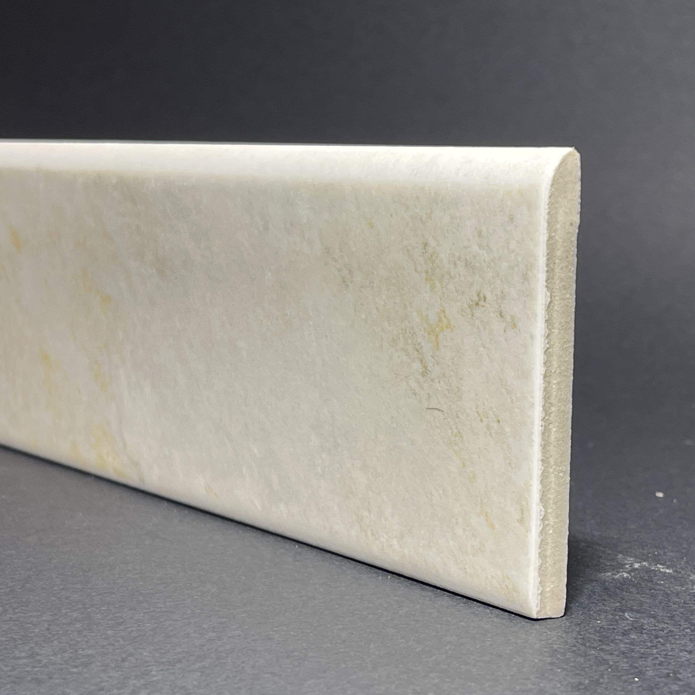 Sockelleiste aus Porzellan in Weiß/Beige, H. 8 cm x L. 33,5 cm
