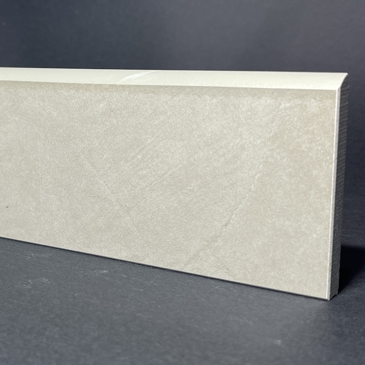 Sockelleiste aus glänzend weißem Porzellan, H. 3,5 cm x L. 98 cm