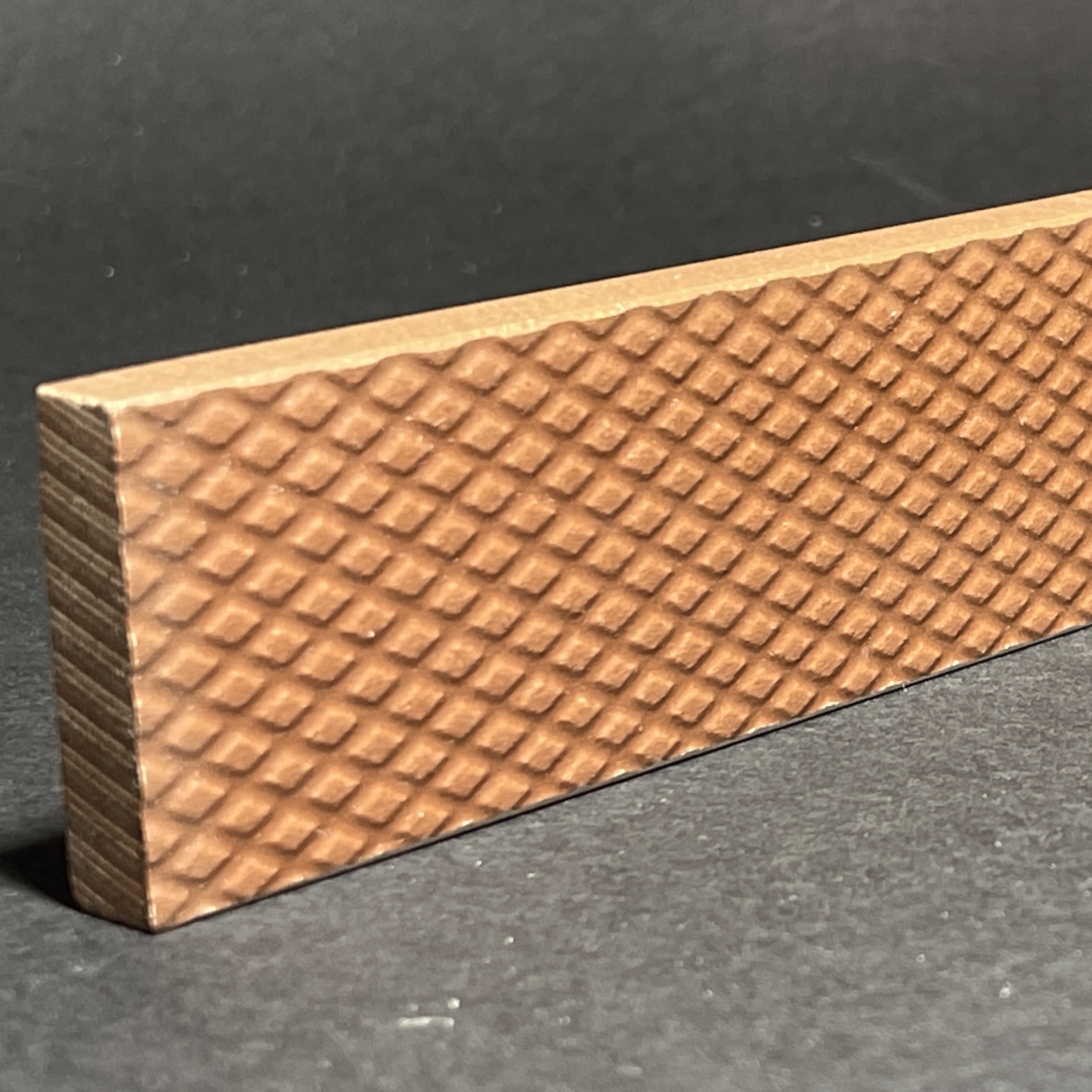 Uni Carrè Sockelleiste aus rotem Porzellan, H. 3,1 cm x L. 40 cm