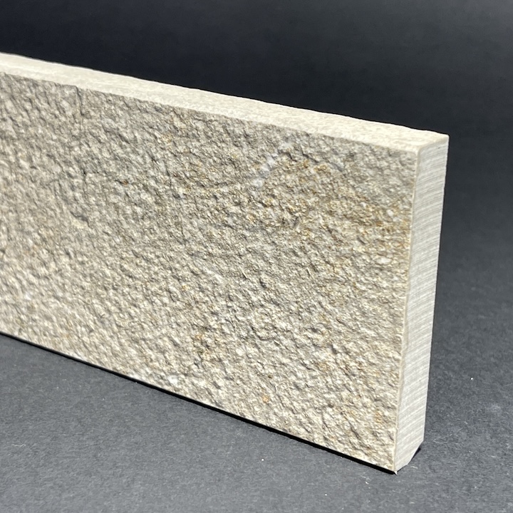 Sockelleiste aus grauem Grip-Porzellan, H. 6,8 cm x L. 59,3 cm