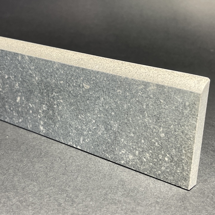 Bluestone Sat-Fußleiste aus Porzellan, H. 7,2 cm x L. 75 cm