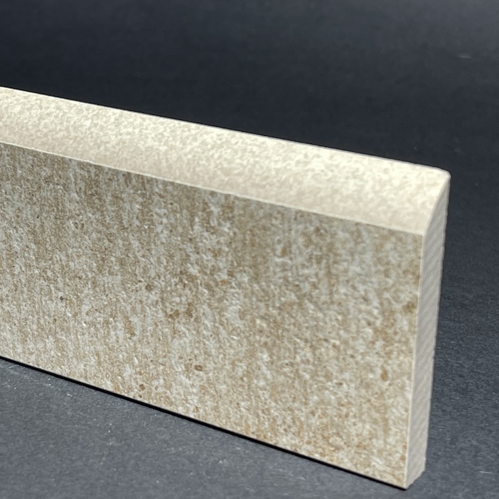 Sockelleiste aus satinbeigem Steinporzellan, H. 6 cm x L. 74,5 cm