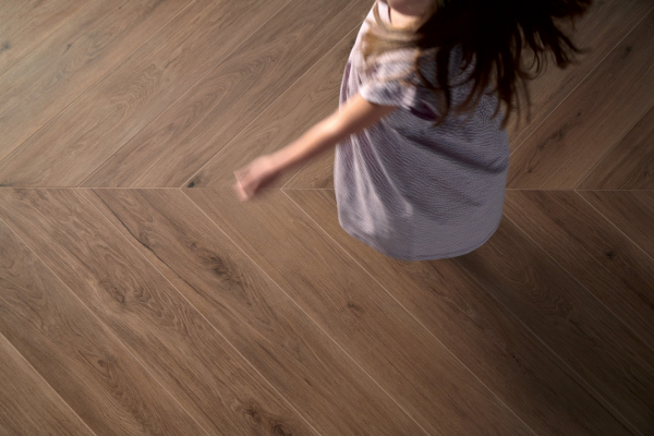 Premium Bodenfliese aus Feinsteinzeug in Holzoptik, dunkelbraun, 20x120 cm - CS25005