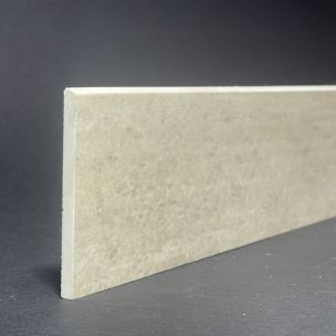 Sockelleiste aus poliertem Travertino-Porzellan, H. 7 cm x L. 99,7 cm