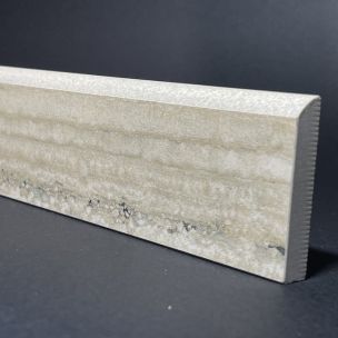 Sockelleiste aus Travertino-Seidenporzellan, H. 4,5 cm x L. 89,5 cm