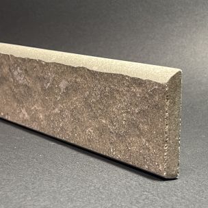 Sockelleiste aus gestocktem Porzellan von Cendre Flamme, H. 7 cm x L. 61 cm