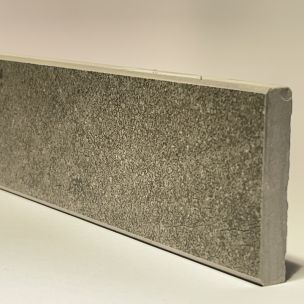 Sockelleiste aus geläpptem anthrazitfarbenem Porzellan, H. 5,5 cm x L. 59,5 cm