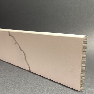 Sockelleiste aus Calacatta-Seidenporzellan, H. 8 cm x L. 59,5 cm