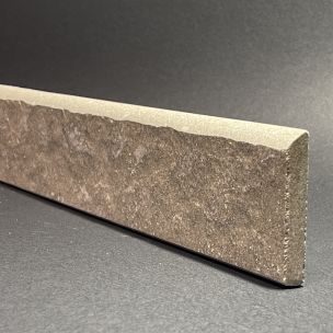 Sockelleiste aus gestocktem Porzellan von Cendre Flamme, H. 5,5 cm x L. 59,5 cm