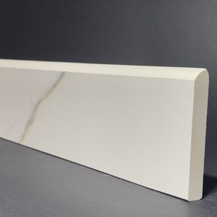 Sockelleiste aus Calacatta-Seidenporzellan, H. 8 cm x L. 44,5 cm