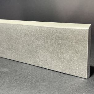 Sockelleiste aus schwarzem Kunstharzporzellan, H. 8 cm x L. 80 cm