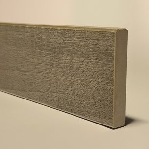 Graue Fußleiste aus Holzporzellan, H. 6 cm x L. 119,5 cm