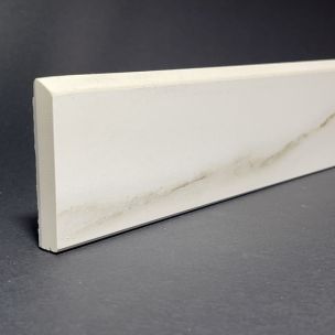 Sockelleiste aus Calacatta-Seidenporzellan, H. 7 cm x L. 119 cm