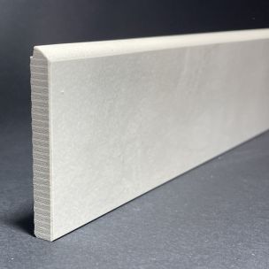 Sockelleiste aus poliertem Harzporzellan, H. 8 cm x L. 80 cm