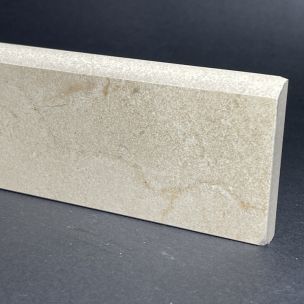 Fußleiste aus beigem Porzellan, H. 7 cm x L. 44 cm