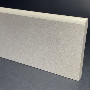 Sockelleiste aus hellgrauem Lapp-Porzellan, H. 7 cm x L. 44 cm