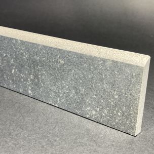 Bluestone Sat-Fußleiste aus Porzellan, H. 7,2 cm x L. 75 cm