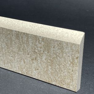 Sockelleiste aus satinbeigem Steinporzellan, H. 6 cm x L. 74,5 cm