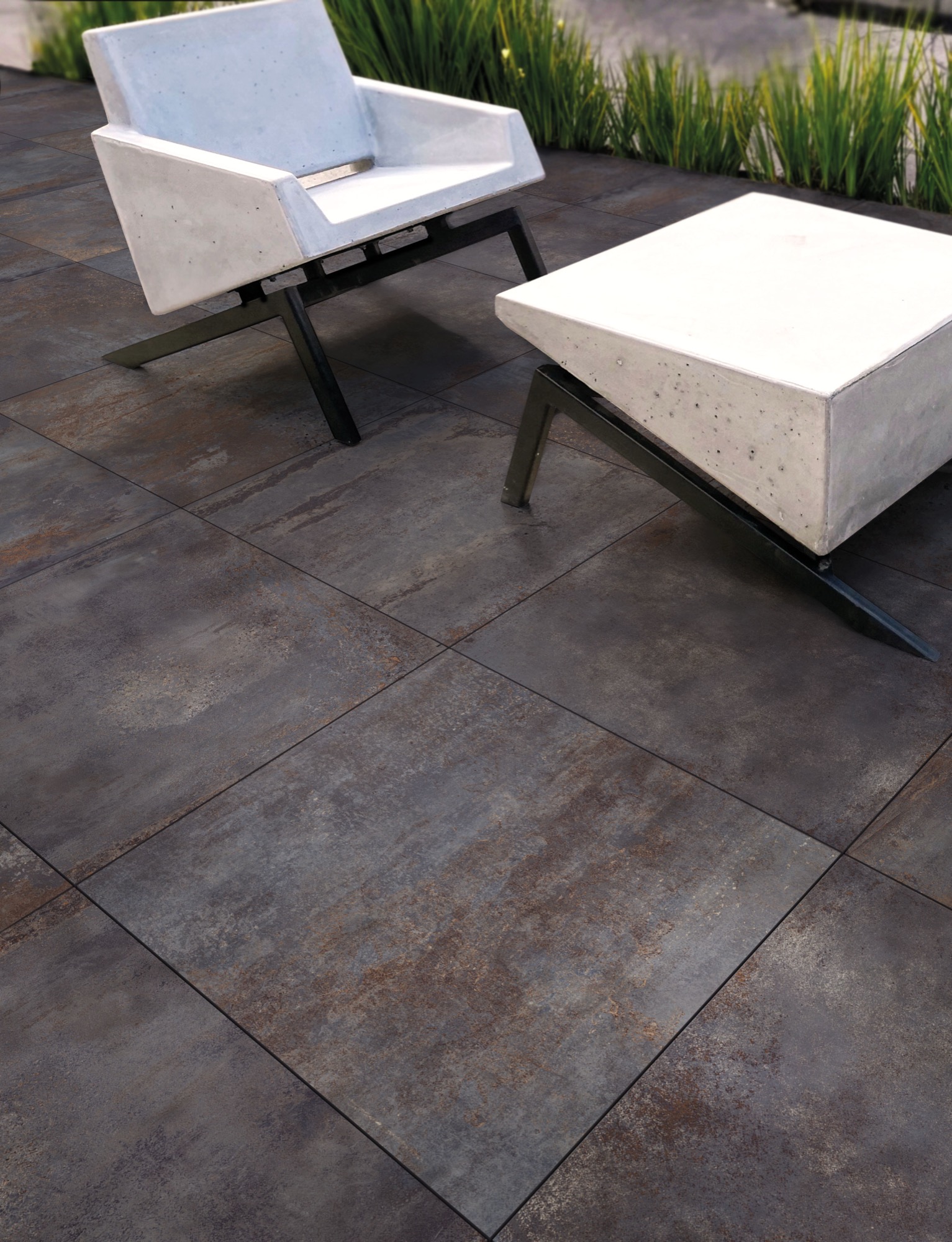 Schwarz oxidierte Feinsteinzeugfliese mit Metalleffekt, 20 mm, R11, 60 x 60 – Efbk441