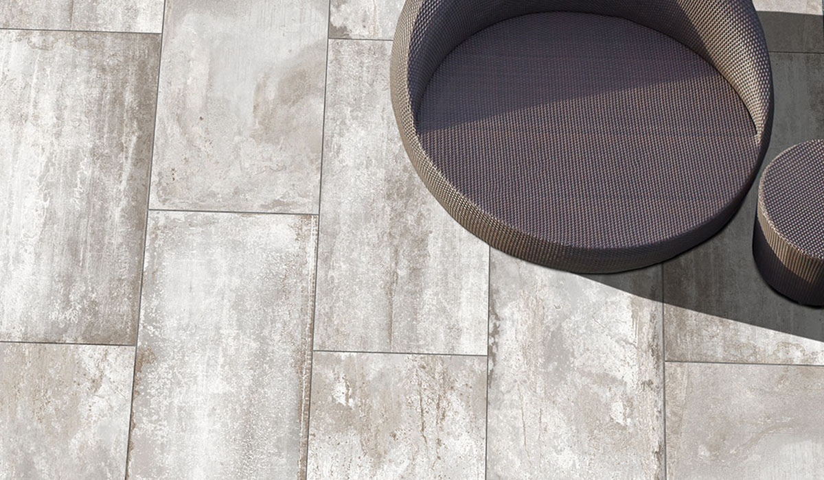 Rutschfeste Feinsteinzeugfliese mit weißem oxidiertem Metalleffekt, 60 x 60 – Efwe040
