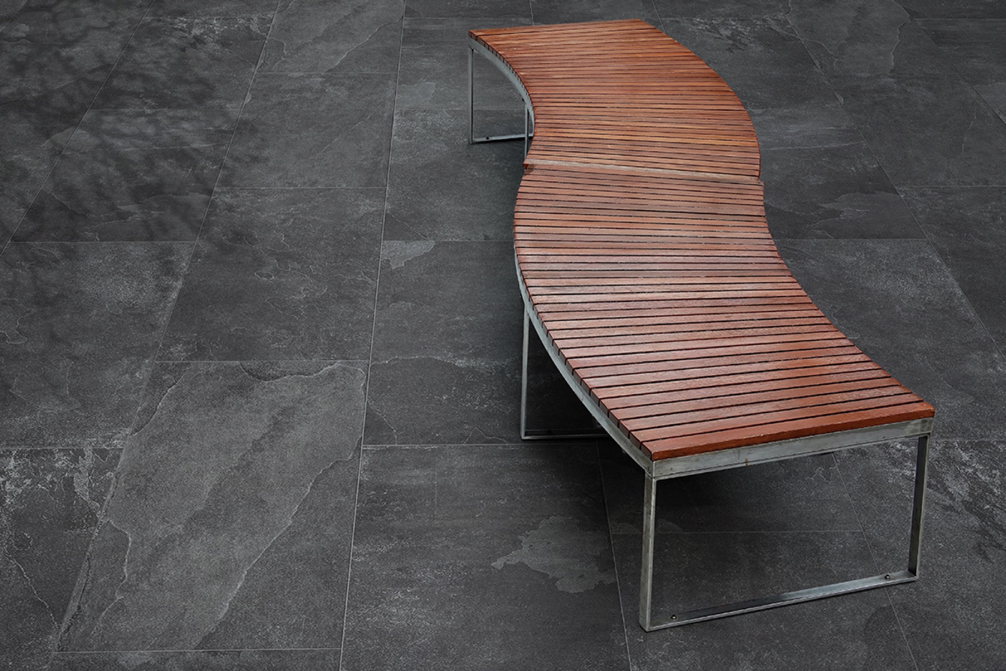 Anthrazitfarbene Feinsteinzeugfliese in Schieferoptik, 20 mm, R11, 120 x 120 – Elpa1116