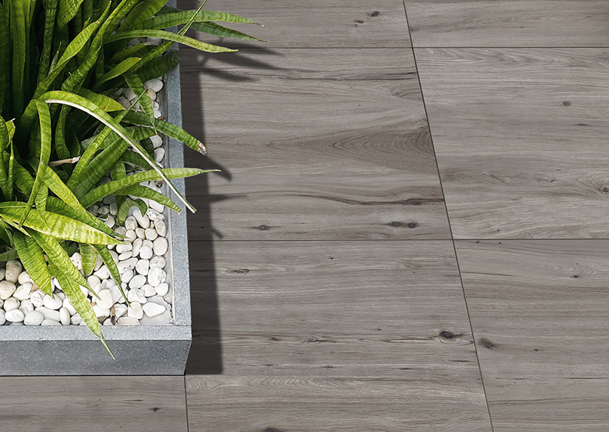 Rutschfeste graue Feinsteinzeugfliese mit rohem Holzeffekt, 20 x 120 – Epgy282